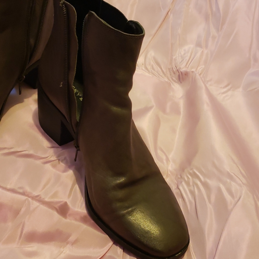 Boots - Picture 2 of 10